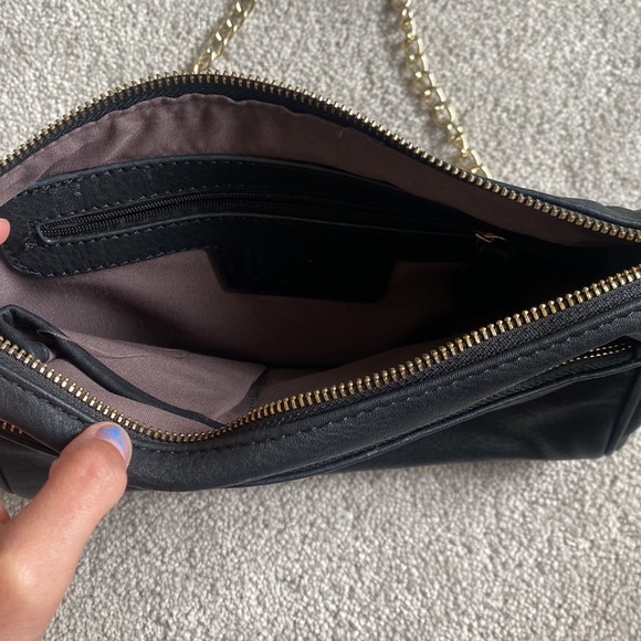 Black back with chain strap - Picture 2 of 2